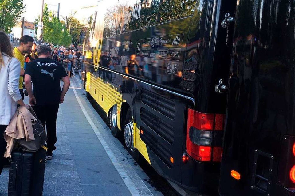 Festgefahren: Der BVB-Bus im Bächle. (Foto: privat)