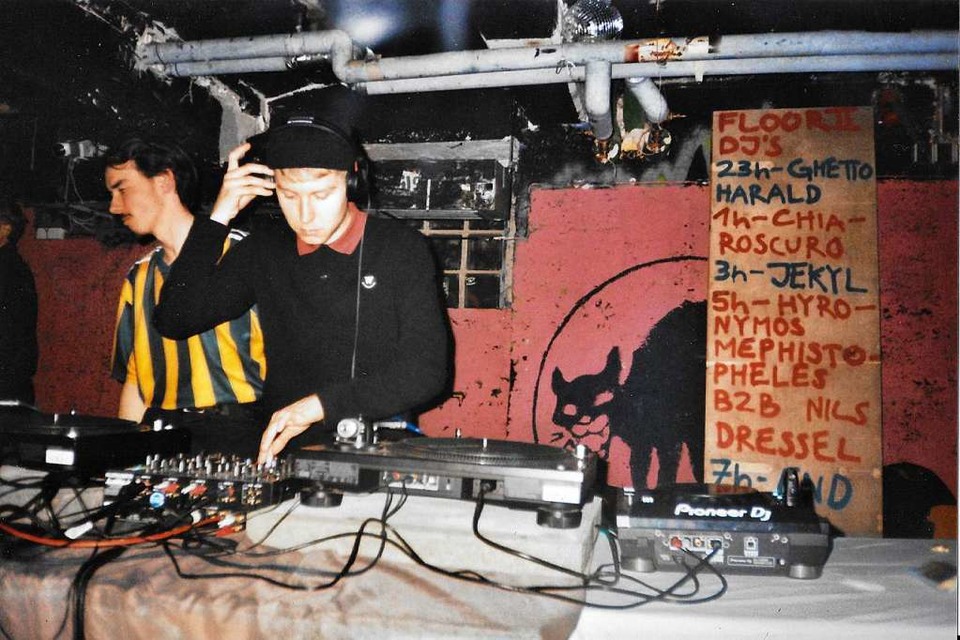 Leon Hartmann und Paul Koloseus sind das DJ-Duo Chiaroscuro, hier bei einem Gig in der KTS (Foto: Laura Polimeni)