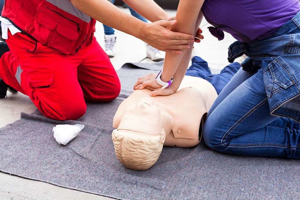 Lernen die meisten zum ersten Mal während der Fahrschule: die Herz-Lungen-Wiederbelebung. (Foto: FWTM)