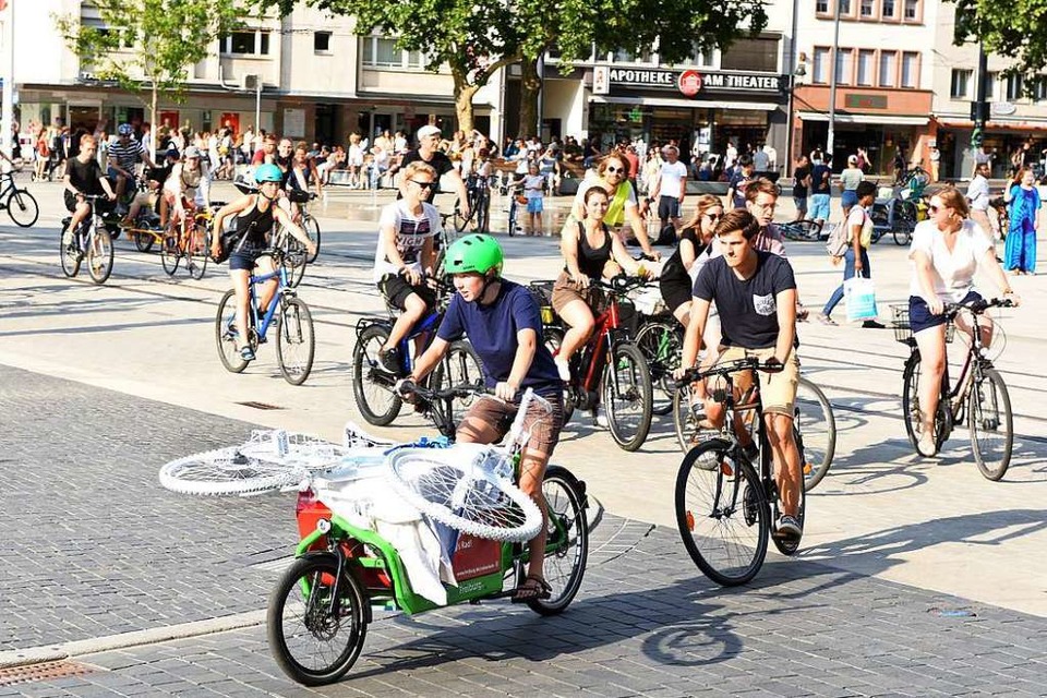Fahrradfahrer bei einer Critical Mass-Aktion im August 2018. An diesem Tag wurde eines der Ghost Bikes aufgestellt, welches in weiß im Vordergrund zu sehen ist. (Foto: Rita Eggstein)