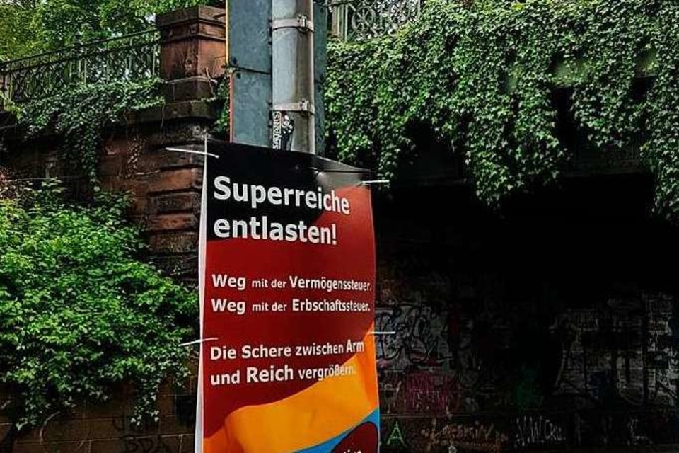 Dieses gefälschte AfD-Wahlplakat hing am Sonntag noch im Freiburger Stadtteil Beurbarung. (Foto: Jannik Jürgens)