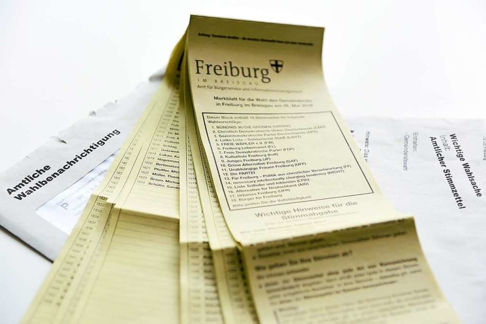 Ein ganz schönes Päckchen: Die Stimmzettel für die Kommunalwahl in Freiburg. Wählerinnen und Wähler sollen sie schon Zuhause ausfüllen &amp;#8211; damit es in der Wahlkabine schneller geht. (Foto: Rita Eggstein)