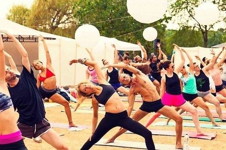 Am Sonntag findet im Strandbad zum ersten Mal das Yoga Beach Festival statt
