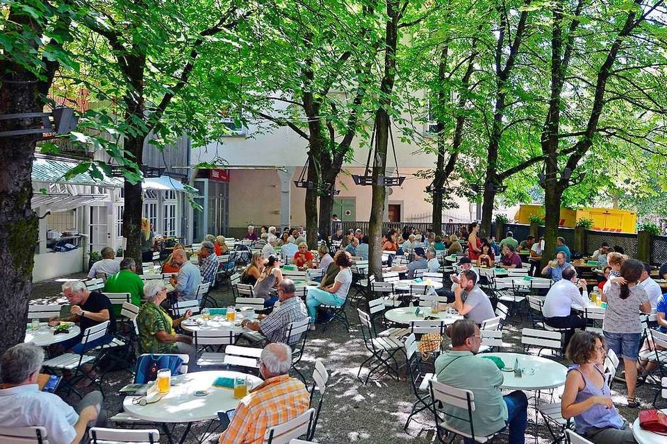 Mittagszeit im Feierling-Biergarten in der Innenstadt: in der Ferienzeit ganz entspannt (Foto: Michael Bamberger)