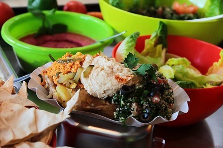 Kumpir und Hummus: In der Sedanstraße gibt es jetzt einen veganen Imbiss