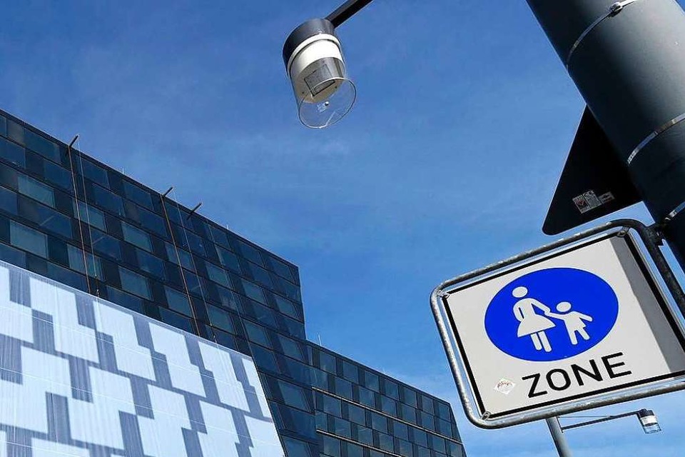 Keine vier Monate ist die Rottecklinie in Freiburg eröffnet, schon brauchen die Straßenleuchten einen Sicherheitscheck. (Foto: Thomas Kunz)