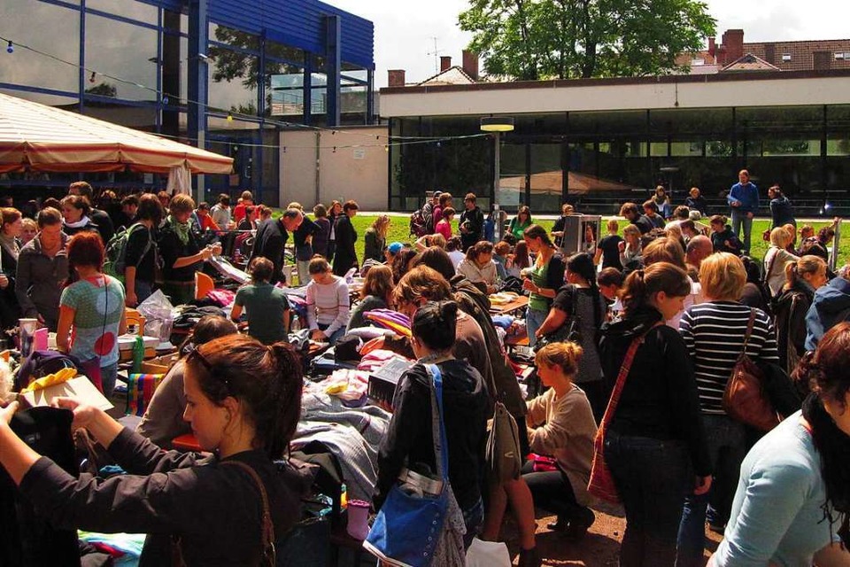 Der Studi-Flohmarkt im Mensagarten (Foto: Studierendenwerk)