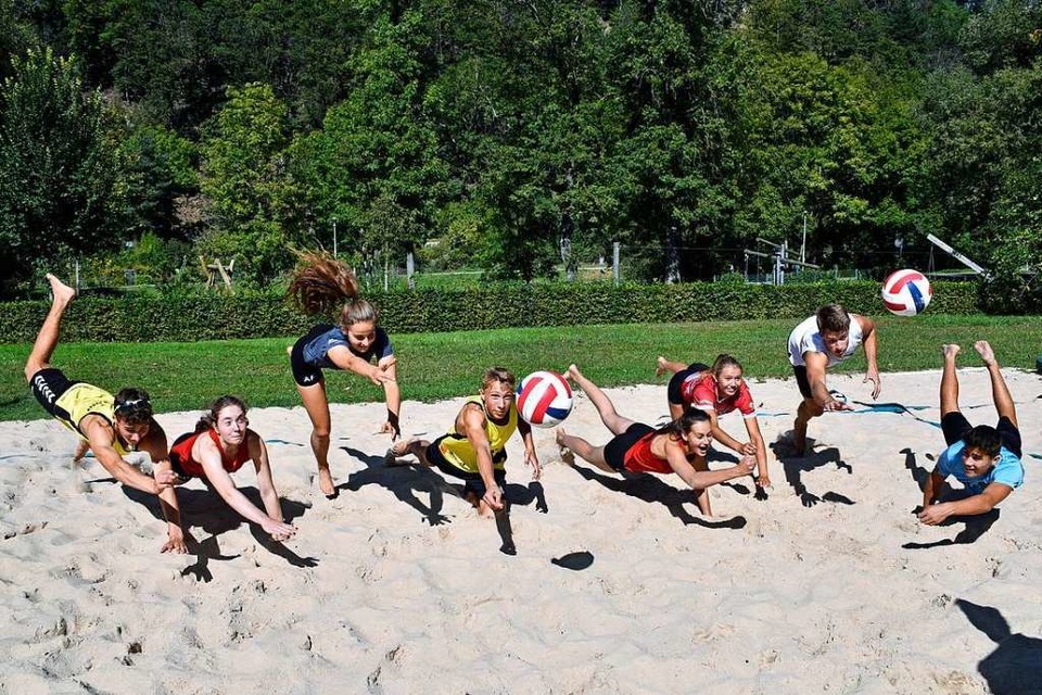 Beim letzten Training für Berlin: die acht Volleyballerinnen und Volleyballer des Berthold-Gymnasiums (Foto: Thomas Kunz)