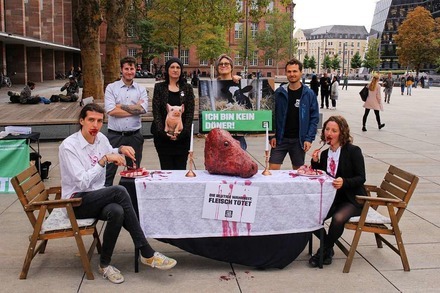 Wieso Aktivisten in Freiburg ein blutiges Festmahl veranstalteten