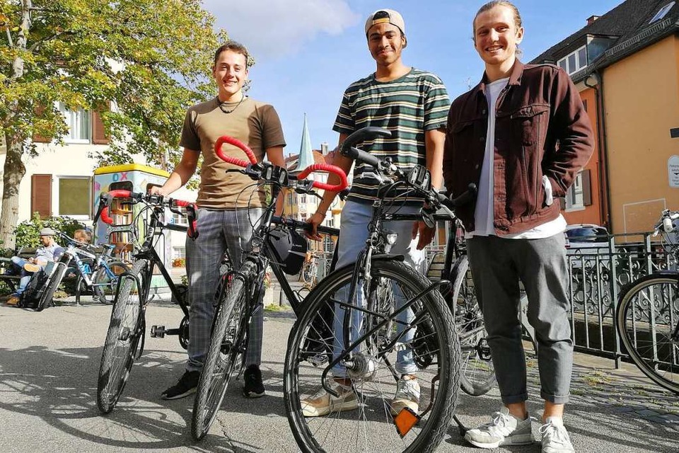 Jacob Fach, Kenneth Dumevi und Anton Köplin  (von links) wollen mit ihren Fahrrädern von Kapstadt bis Makondo in Uganda fahren. (Foto: Anika Maldacker)