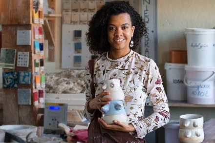 Keramik mit feministischer Botschaft: Isabelle Bapté fertigt Nippeltassen an