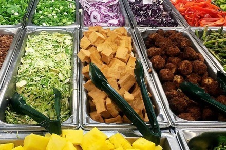 Petition erfolgreich: Vegetarisch-veganes Essen wird an Uni-Mensen ausgeweitet