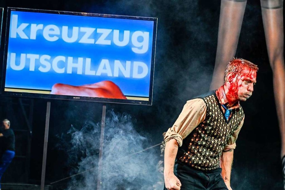 Szene aus dem Stück &amp;#8222;Wut&amp;#8220; von Elfriede Jelinek, das am Theater Freiburg zu sehen ist. (Foto: Tanja Dorendorf / T+T Fotografie)