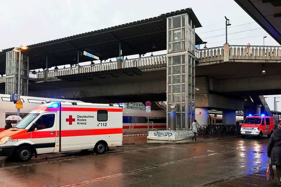 Der Freiburger Hauptbahnhof ist derzeit wegen eines Notarzteinsatzes komplett gesperrt. (Foto: Valentin Heneka)