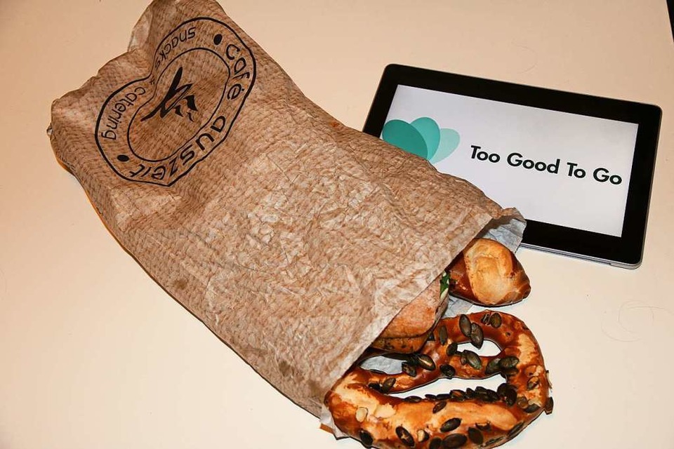 Eine gut gefüllte Brottüte erhält man beim Café Auszeit über die App Too Good To Go. (Foto: Esther Bauer)