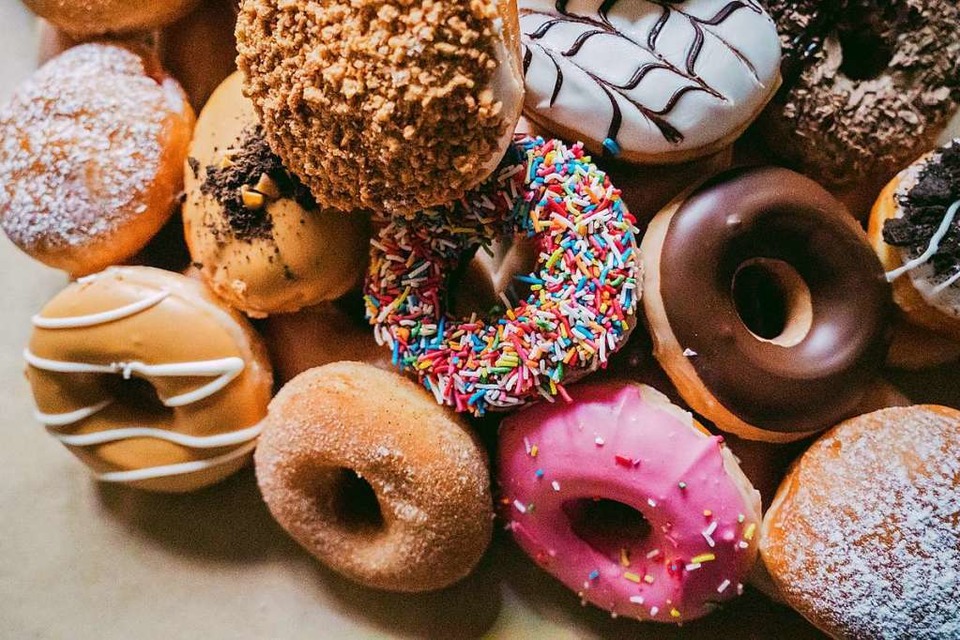 Es gibt doch nichts Schöneres als bunte Donuts. (Foto: Rod Long (unsplash.com))