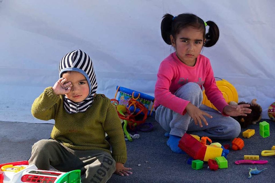Flüchtlingskinder in einem griechischen Lager (Foto: Marios Lolos (dpa))