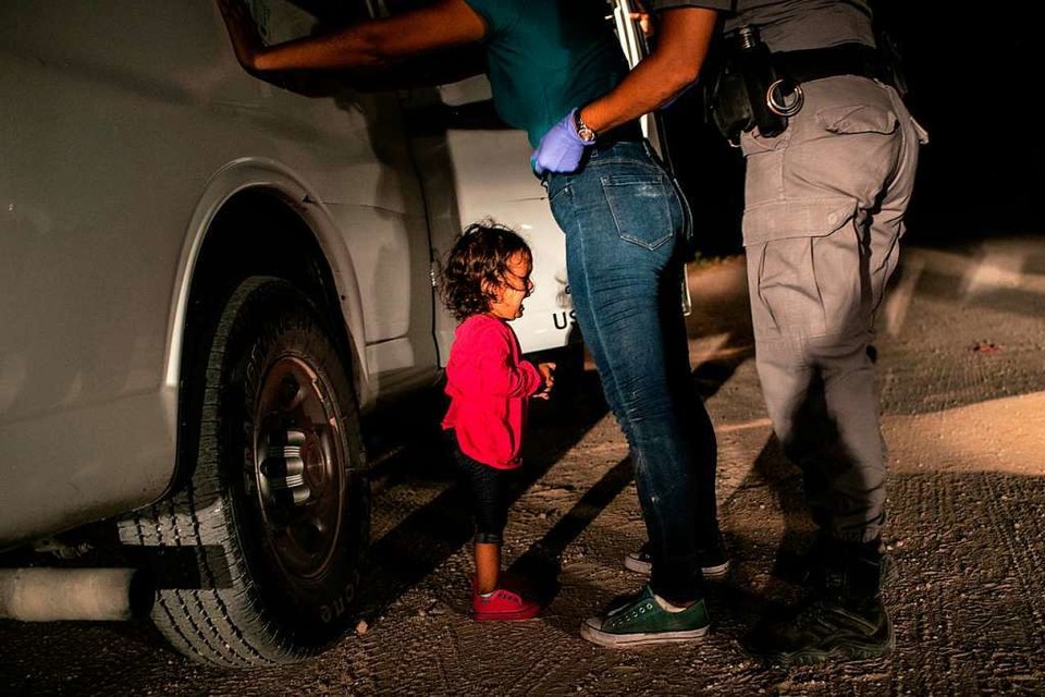 Welt-Pressefoto des Jahres 2019: &amp;#8222;Crying Girl on the Border&amp;#8220;. Mitten in Trumps Bestrebungen, die Kinder von illegalen Einwanderern von ihren Müttern und Vätern zu trennen, bricht die kleine Yana aus Honduras in Tränen aus, als ihre Mutter Sandra Sanchez am 12. Juni 2018 in McAllen, Texas, von einem US-Grenzschutzbeamten durchsucht wird. (Foto: John Moore)