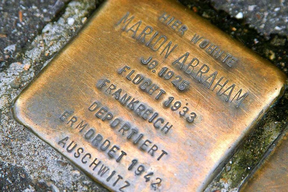 Ein Stolperstein vor der Sedanstraße 6 erinnert an Marion Abraham, die im Alter von 17 Jahren in Auschwitz umgebracht wurde. Am Montag vor 75 Jahren wurde das Lager befreit. (Foto: Thomas Kunz)