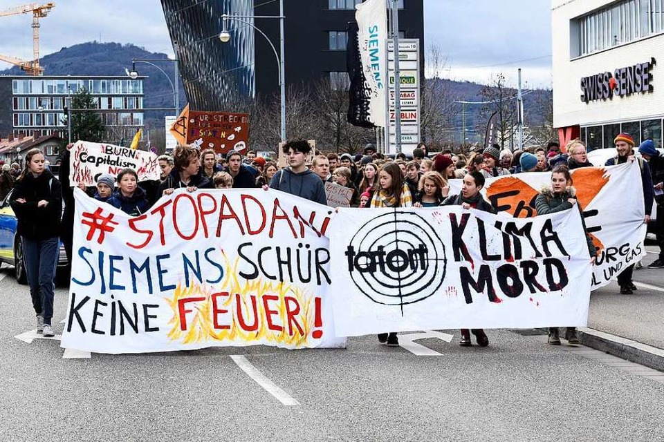 Schon Anfang Januar demonstrierten die Gruppen vor der Siemens-Firmenzentrale in der Schnewlinstraße. (Foto: Thomas Kunz)