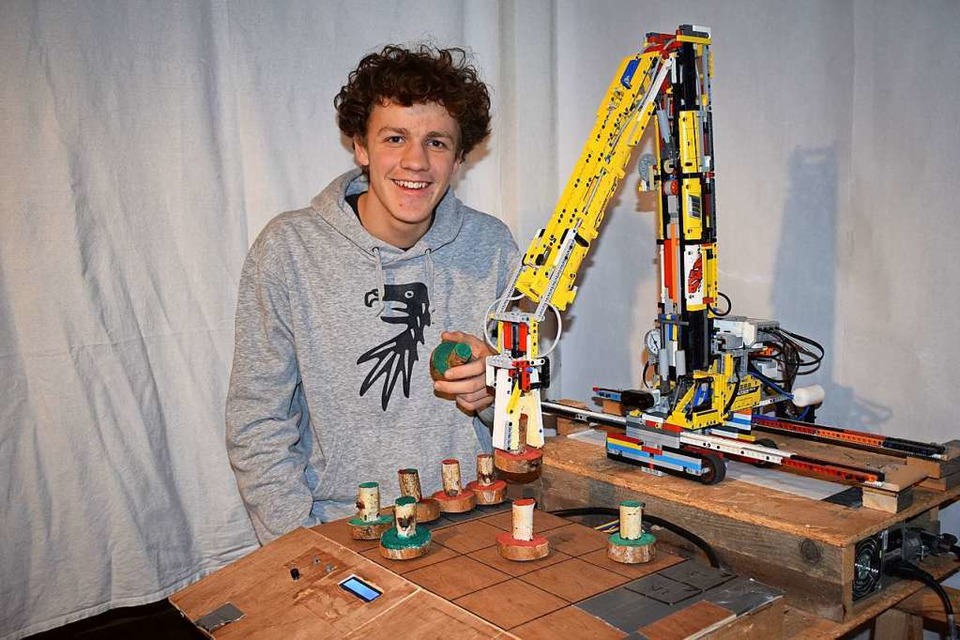 Marius ist stolz auf seinen selbst konstruierten und programmierten Tic Tac Toe-Roboter-Kran. (Foto: privat)