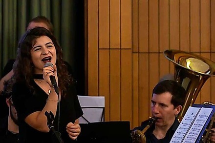 Die Uni Big Band spielt am Sonntag mit Sängerin Egzona Hyseni ein Konzert in der MensaBar