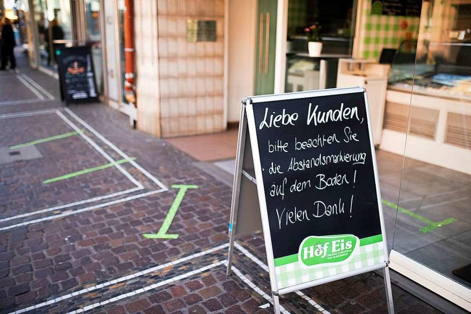 Diese Eisdiele in Freiburg hat zwar Abstandsmarkierungen auf dem Boden, darf aber trotzdem nicht mehr öffnen. (Foto: Philipp von Ditfurth (dpa))