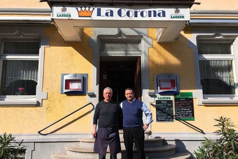 Marcuccio Stampone (rechts) mit seinem älteren Bruder Nicola. Die beiden betreiben seit 32 Jahren zusammen die Pizzeria &amp;#8222;La Corona&amp;#8220; in Littenweiler. (Foto: Gina Kutkat)