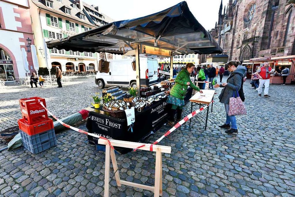 Auf dem Freiburger Münstermarkt heißt es nun Abstand halten. (Foto: Thomas Kunz)