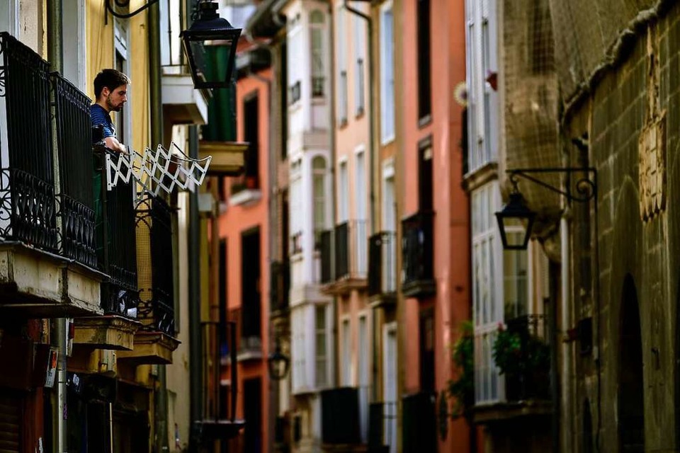 In Spanien dürfen die Menschen ihre Wohnungen nur noch zum Einkaufen oder zum Gang an die Apotheke verlassen. (Foto: Alvaro Barrientos (dpa))