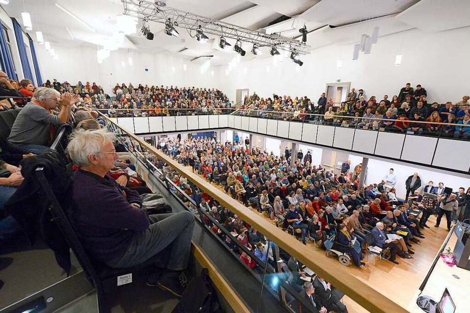 Der Paulussaal, hier bei der Einwohnerversammlung zum Thema 5G im November 2019, bietet mehr Platz als das Landgericht. (Foto: Ingo Schneider)