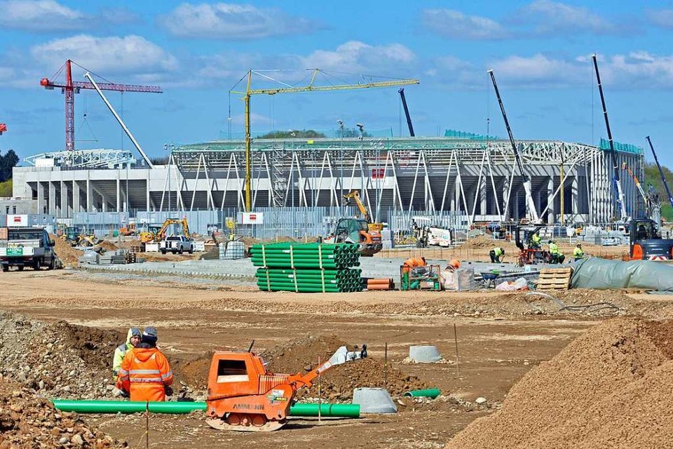 Das SC-Stadion am Flugplatz befindet sich längst im Bau. Der Rechtsstreit dürfte noch Jahre dauern. (Foto: Michael Bamberger)