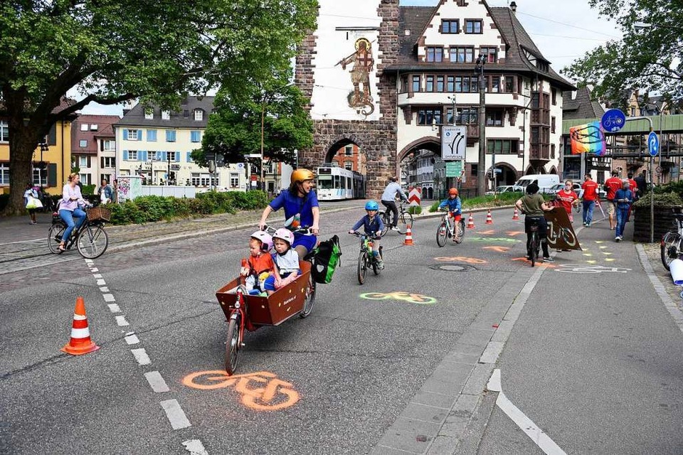 Bereits Ende April richtete die Bürgerinitiative Fuß-&amp;amp;Rad-Entscheid Freiburg einen zusätzlichen Radweg auf dem Schlossbergring ein (Archivbild). (Foto: Thomas Kunz)