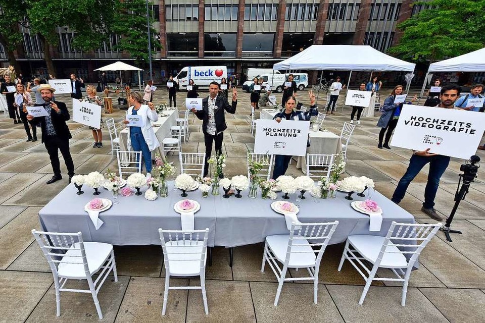 Auf dem Platz der Alten Synagoge protestierten am Dienstag Dienstleister aus der Hochzeitsbranche. (Foto: Michael Bamberger)