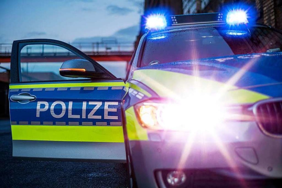 Ein alkoholisierter 18-Jähriger hat in der Nacht auf Dienstag in ein Auto der Bundespolizei uriniert (Symbolbild). (Foto: jgfoto  (stock.adobe.com))