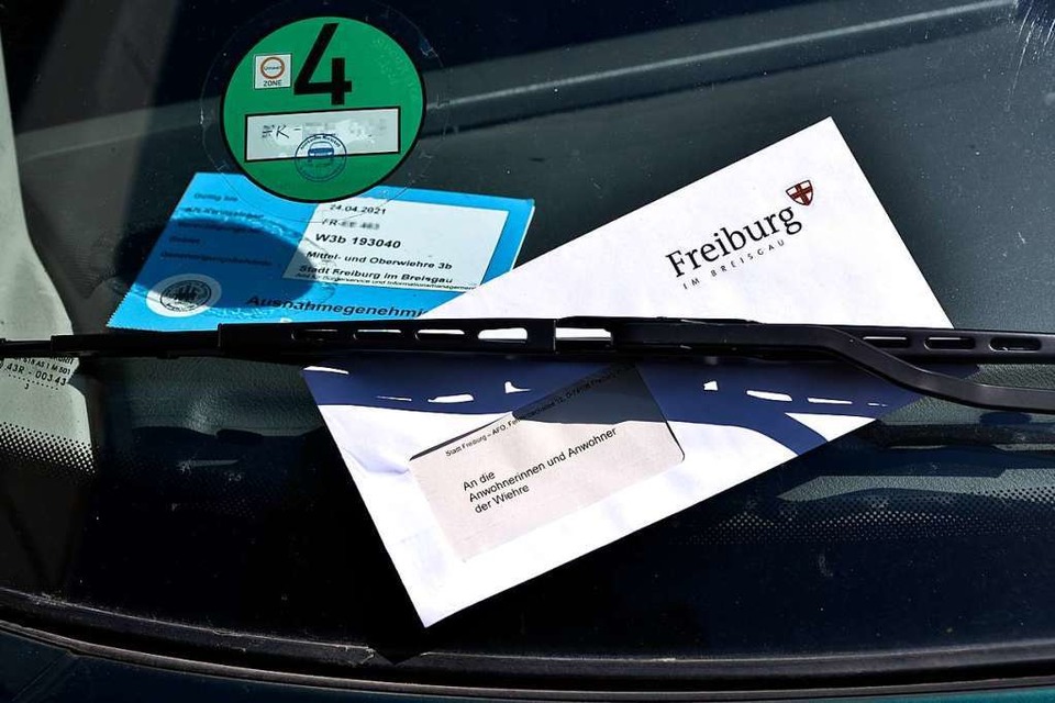 Ein vermeintlicher Brief der Stadt Freiburg sorgt in der Wiehre für Aufruhr. Der hinter die Scheibenwischer der geparkten Autos platzierte Brief an die Anwohnerinnen und Anwohner der Wiehre verweist auf &amp;#8222;Sommerferien-Pilot-Wochen: Autofreies Stadtviertel&amp;#8220;. (Foto: Thomas Kunz)