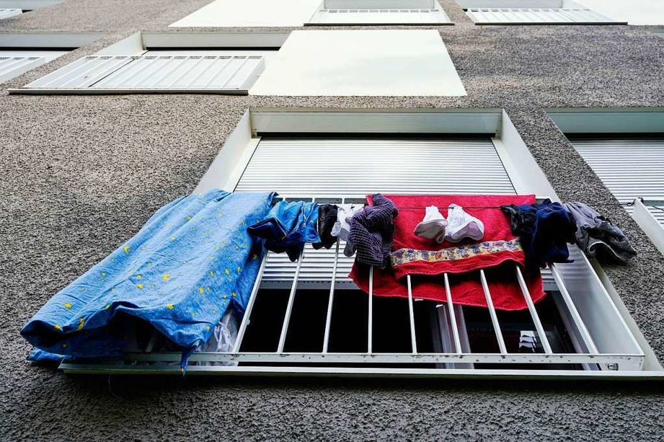 Wäsche hängt an einem Studentenwohnheim in Heidelberg außen an einem Fenster. Der ganz große Druck auf die Studierenden, noch schnell vor Semesterstart einen Unterschlupf zu finden, bleibt in diesem Jahr vielerorts wegen der Corona-Krise aus. (Foto: Uwe Anspach (dpa))