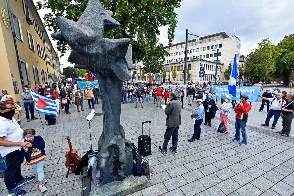 Am Mahnmal für die Opfer des Nationalsozialismus an der Einmündung der Rathausgasse in den Rotteckring gab es einige Redebeiträge, dann folgte ein Friedensspaziergang zum Europaplatz. (Foto: Michael Bamberger)
