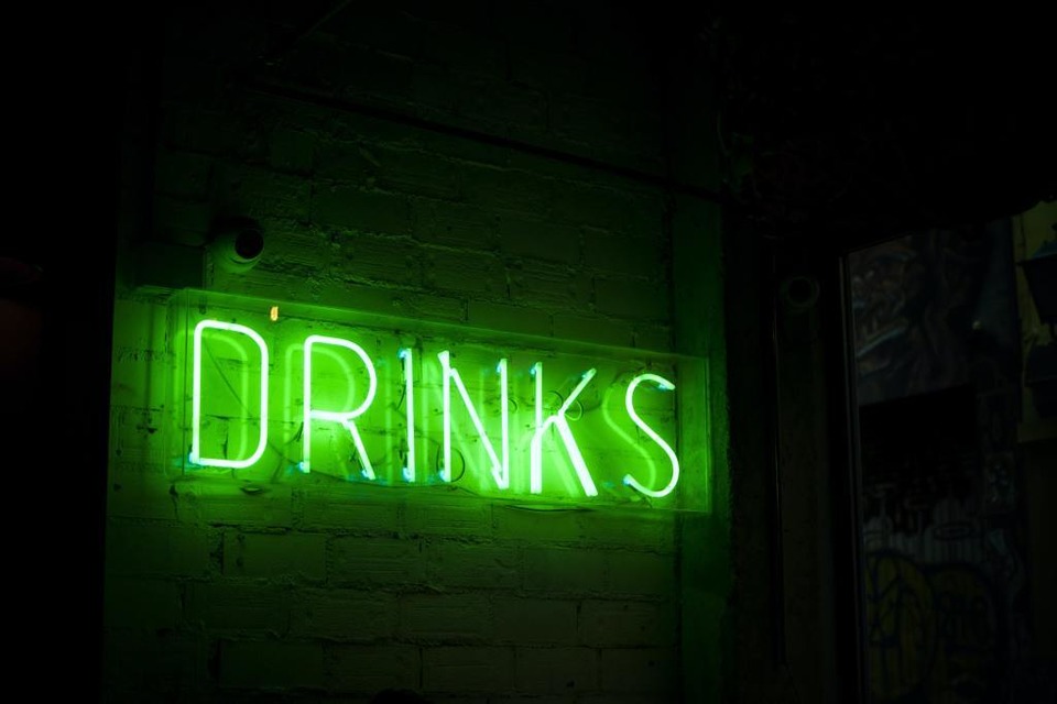 Zu einem witzigen Abend gehören Drinks  für viele dazu (Symbolbild). (Foto: Stéphan Valentin/Unsplash.com)