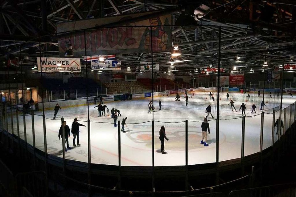 Seit dieser Woche ist es wieder möglich: Eislaufen in der Echte-Helden-Arena (Foto: EHC Freiburg)
