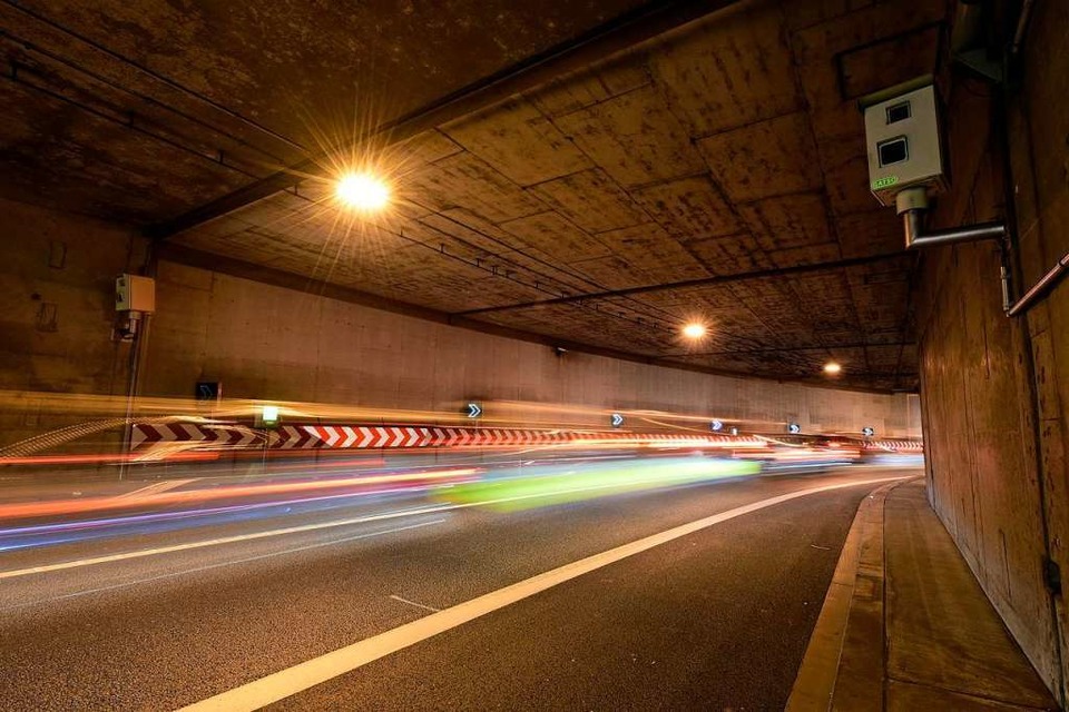 Die stadteinwärts führende Röhre der B-31-Tunnelanlage wird für eine Raddemo gesperrt. (Foto: Thomas Kunz)