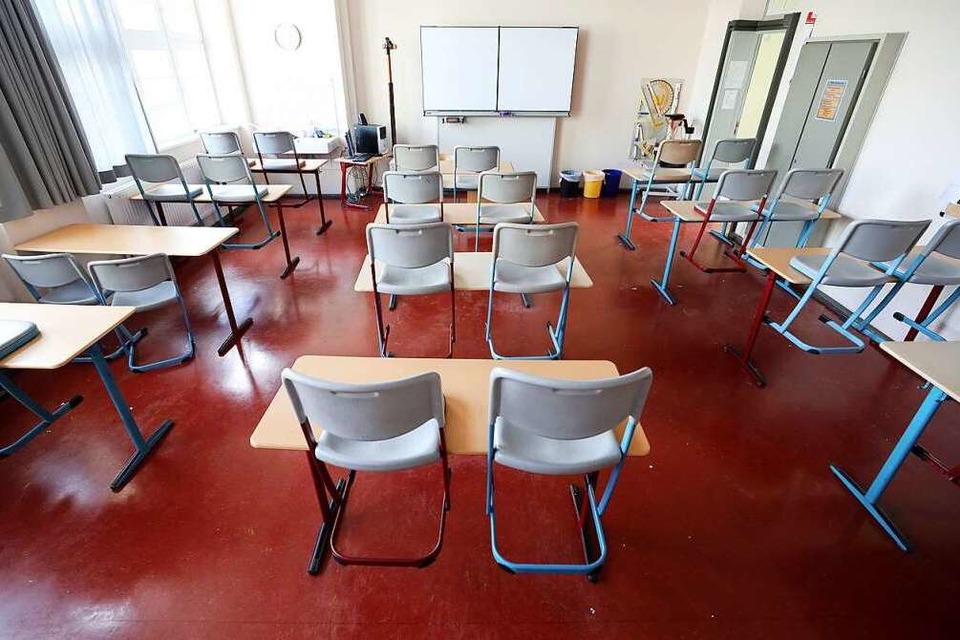 An vierzehn Freiburger Schulen und  acht Kitas gibt es nun Corona-Fälle und damit teils leere Klassenzimmer (Symbolbild). (Foto: Bernd Wüstneck (dpa))