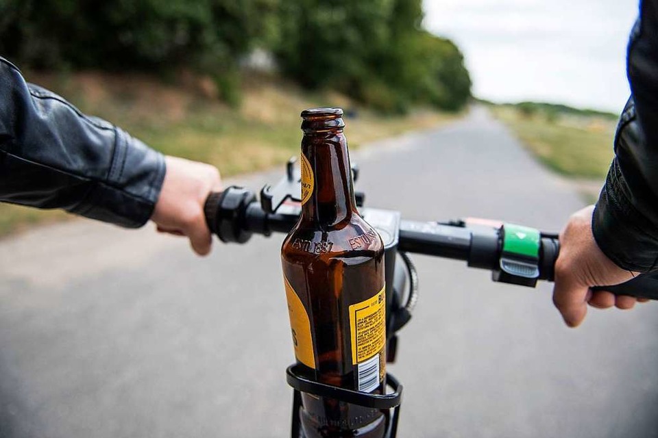 Bis zu 500 Euro, zwei Monaten Fahrverbot und einem Punkt in Flensburg kassiert, wer die Alkoholgrenze auf dem E-Scooter nicht einhält. (Foto: Robert Guenther (dpa))