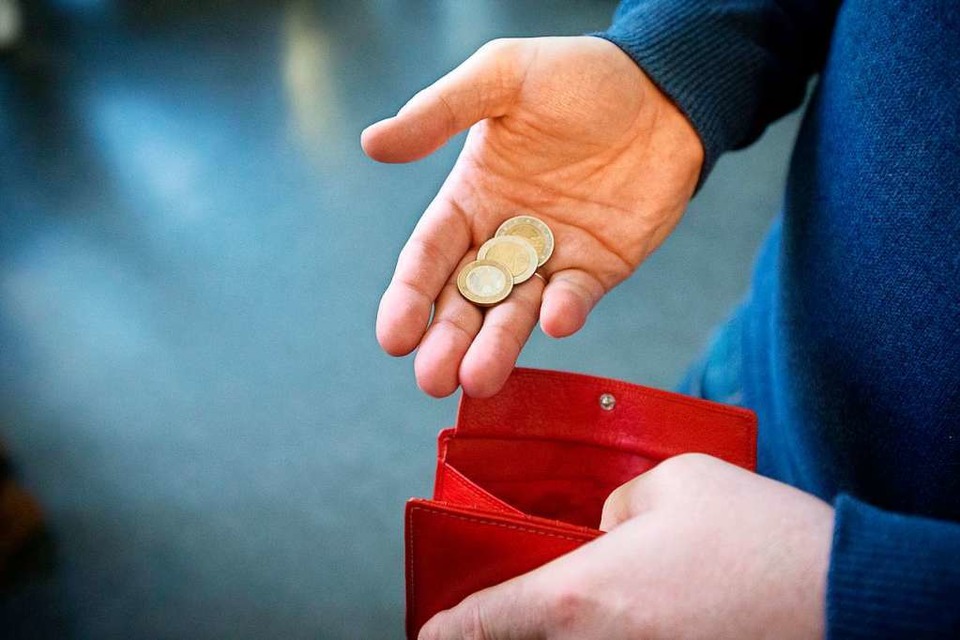 Ein 81-Jähriger wurde beim Geldwechseln auf einem Supermarkt-Parkplatz bestohlen. Symbolbild. (Foto: Friso Gentsch)