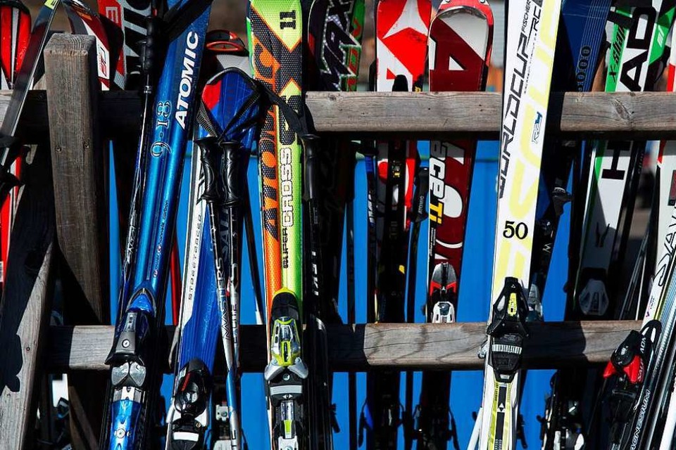 Ein paar neue alte Skier für die kommende Saison? Gibt&amp;#8217;s auf dem Sportsachen-Flohmarkt im Haus der Jugend (Foto: Florian Schuh)