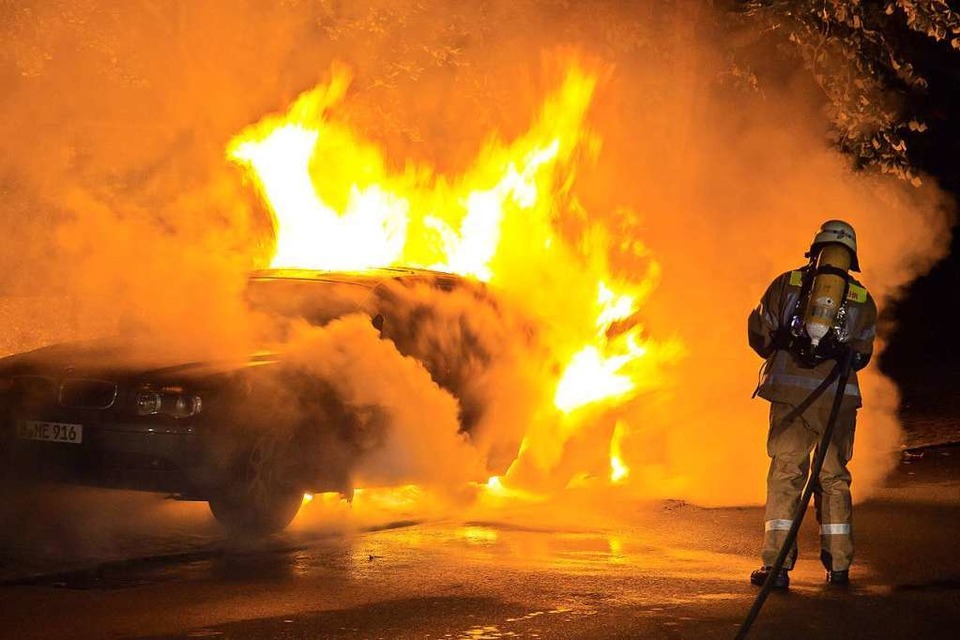 In der Nacht zum Mittwoch brannten in Landwasser zwei Autos. Symbolbild. (Foto: Steffen Tzscheuschner)