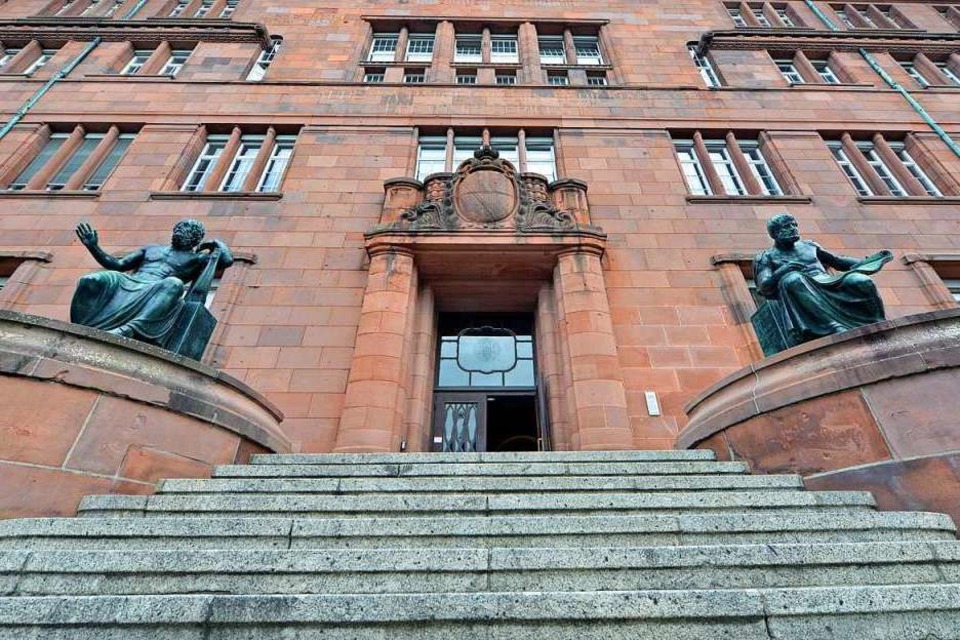 Betreten für Studierende vorerst verboten: Eingang zu einem Kollegiengebäude der Universität Freiburg (Foto: Michael Bamberger)