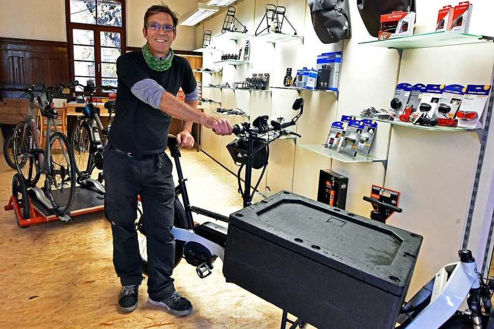 Kai Fuchs in seiner neuen Zähringer Werkstatt. (Foto: Michael Bamberger)