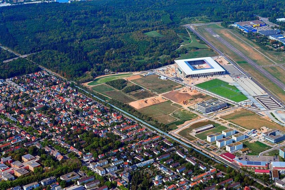 Der Geltungsbereich der Stadionverordnung gilt auch für den bewaldeten Wolfsbuck hinter dem Stadionneubau (Foto: Erich Meyer)