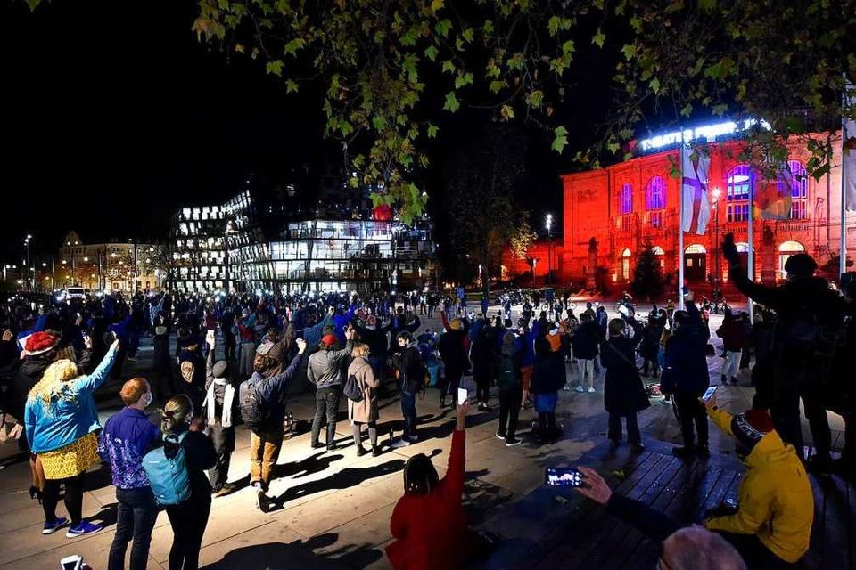 Mehrere Hundert Menschen haben sich am Freitagabend am Platz der Alten Synagoge getroffen, um auf die Situation der Kulturschaffenden aufmerksam zu machen. (Foto: Thomas Kunz)